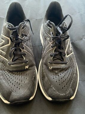 New Balance Men's Black and White Athletic Running Shoes